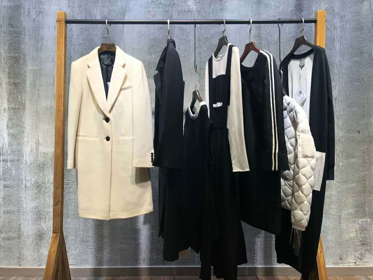 女裝店鋪陳列藝術(shù) 巧思陳列，點(diǎn)亮服飾獨(dú)特魅力