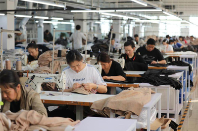 河北滄縣 京津轉移服裝企業(yè)生產忙 服裝服飾